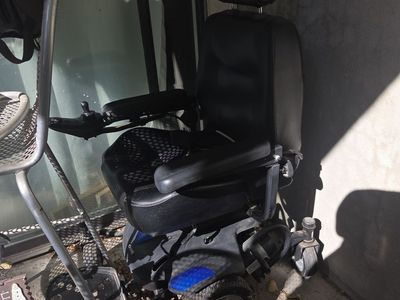 Electric wheelchair