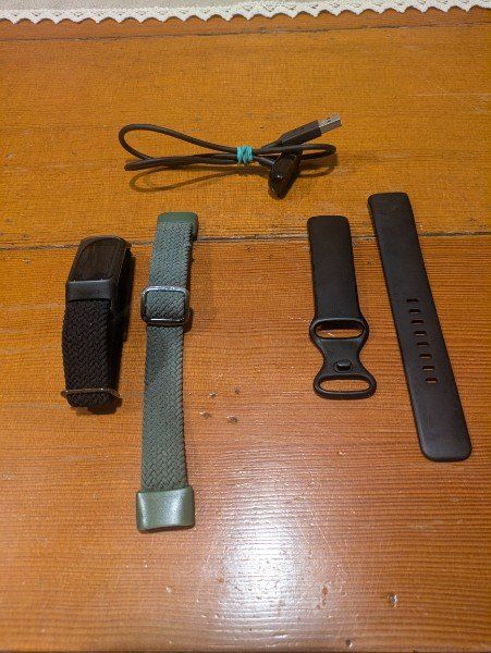 Fitbit Charge 5 (charger + 3 wristbands)
