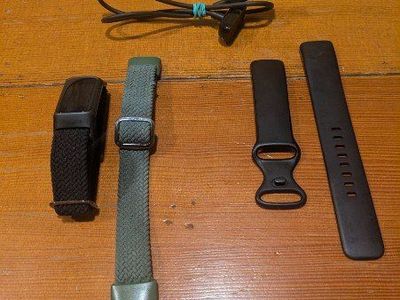 Fitbit Charge 5 (charger + 3 wristbands)