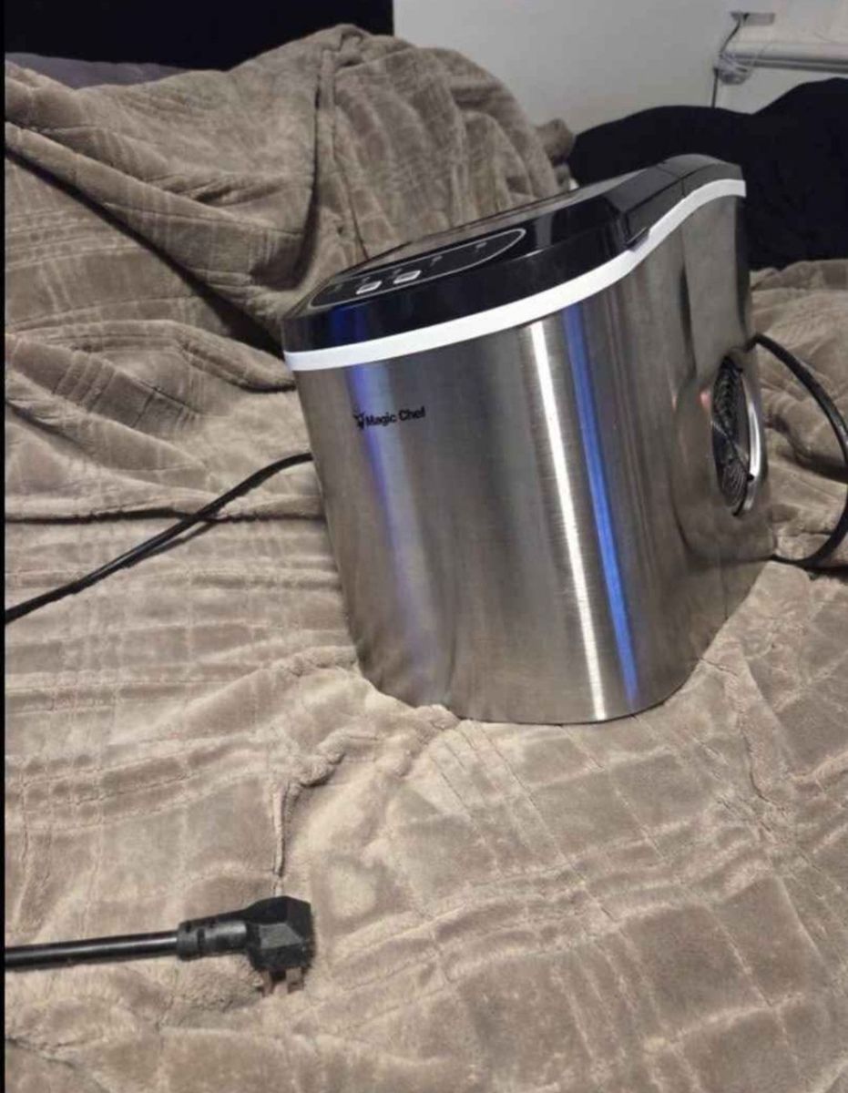 Frigidaire 26-lb Ice Per day Bullet Ice Maker