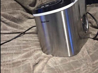Frigidaire 26-lb Ice Per day Bullet Ice Maker