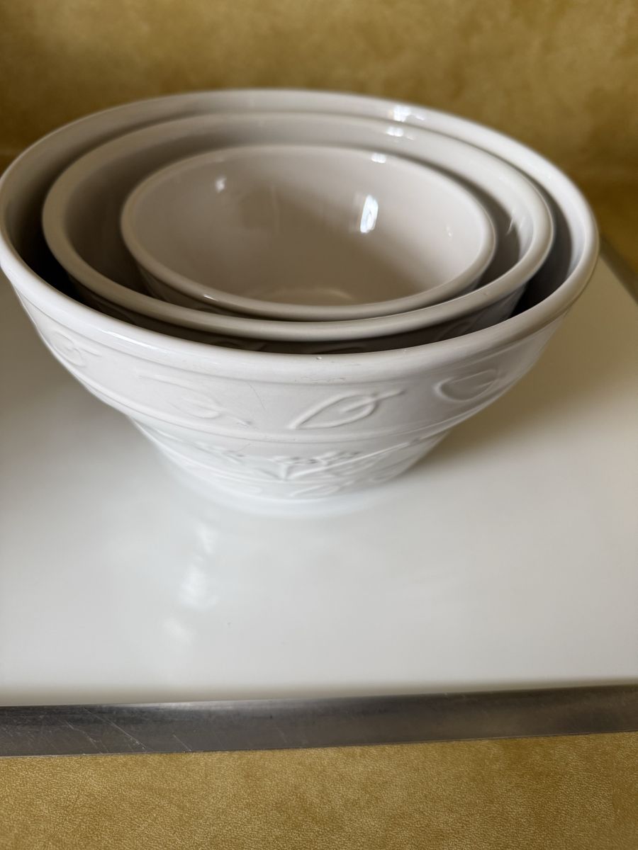 Ceramic Nesting Mixing Bowl Set - White Embossed Leaf Pattern (3 Bowls)