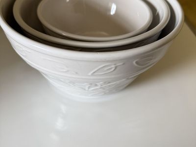 Ceramic Nesting Mixing Bowl Set - White Embossed Leaf Pattern (3 Bowls)