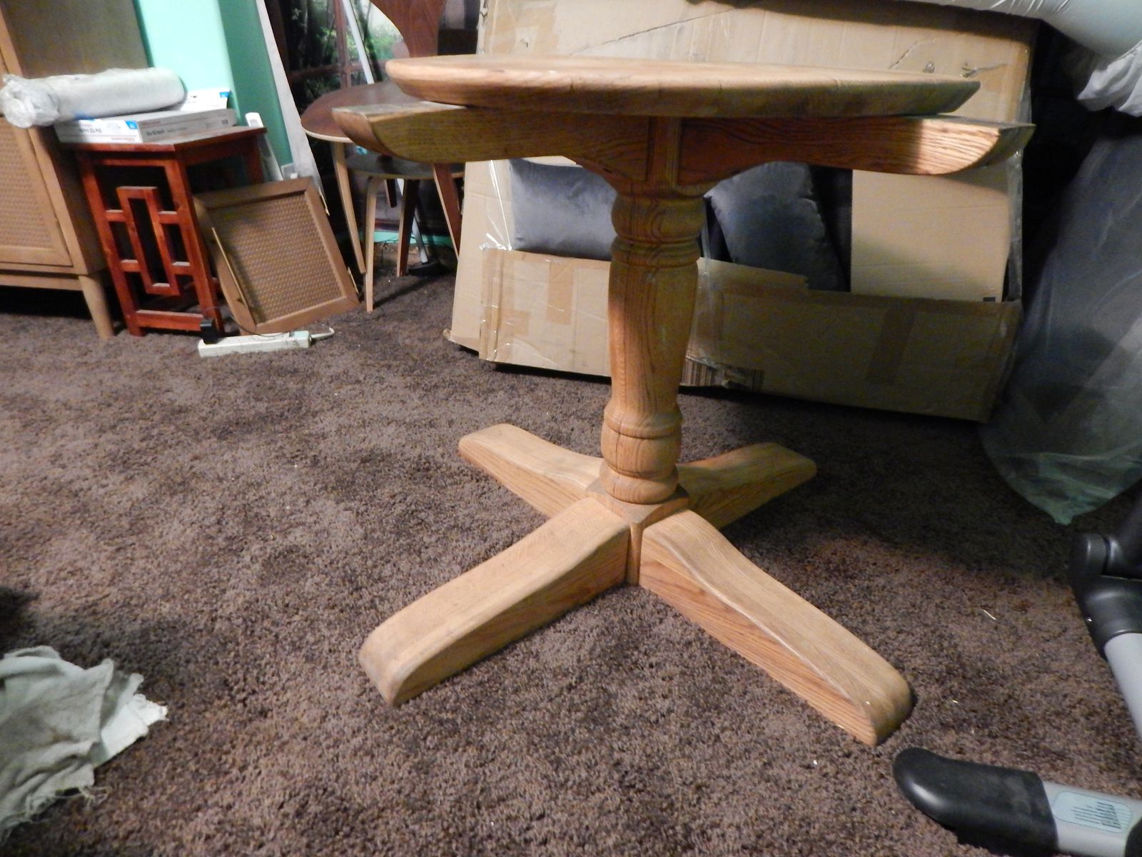 Vintage. 5' diameterSolid Oak table