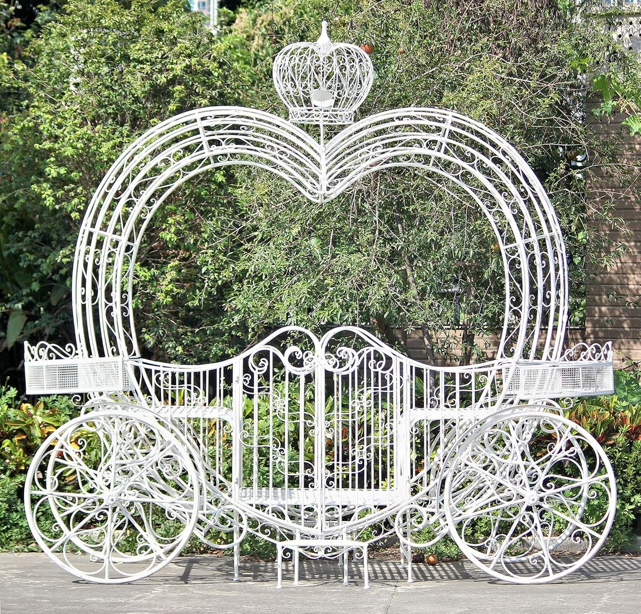 WANT BUY CINDERELLA LARGE METAL YARD ART CARRIAGE FOR CLIMBING FLOWER PLANTS