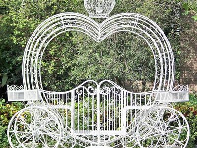 WANT BUY CINDERELLA LARGE METAL YARD ART CARRIAGE FOR CLIMBING FLOWER PLANTS