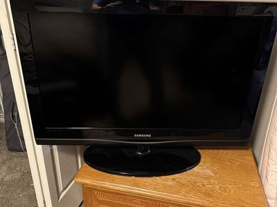Samsung 32-inch Black LCD TV