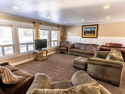 696 E Pheasant Cir, Bountiful UT 84010