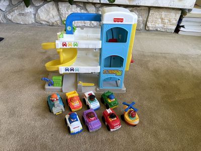 Fisher-Price Little People Garage and Wheelies