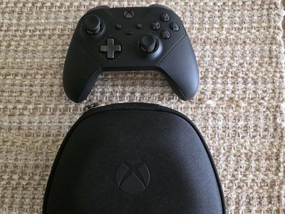 Xbox One Elite Controller Series 2 Black with Carrying Case - Excellent Condition