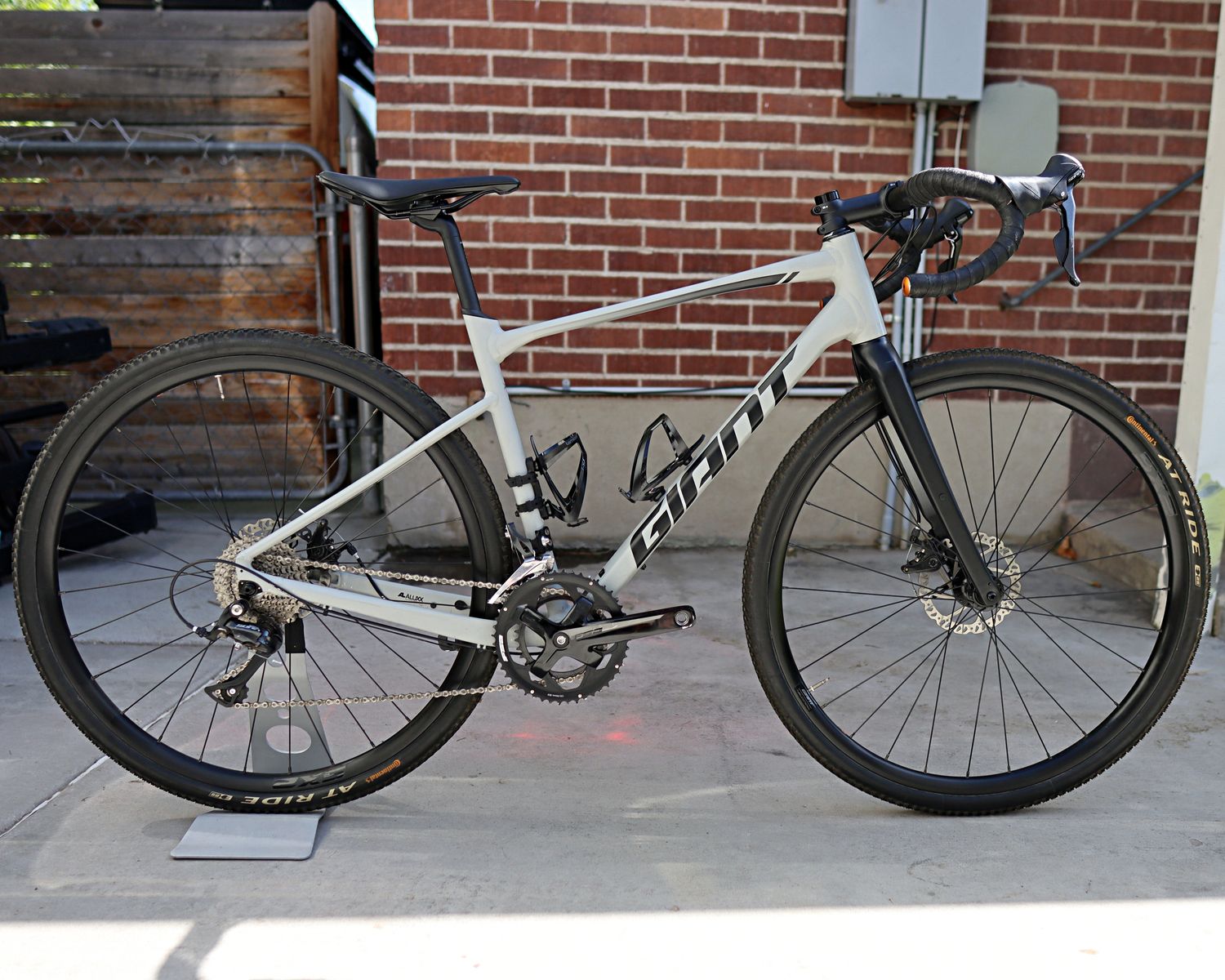 Giant Revolt 2 Medium Size Gravel Bike
