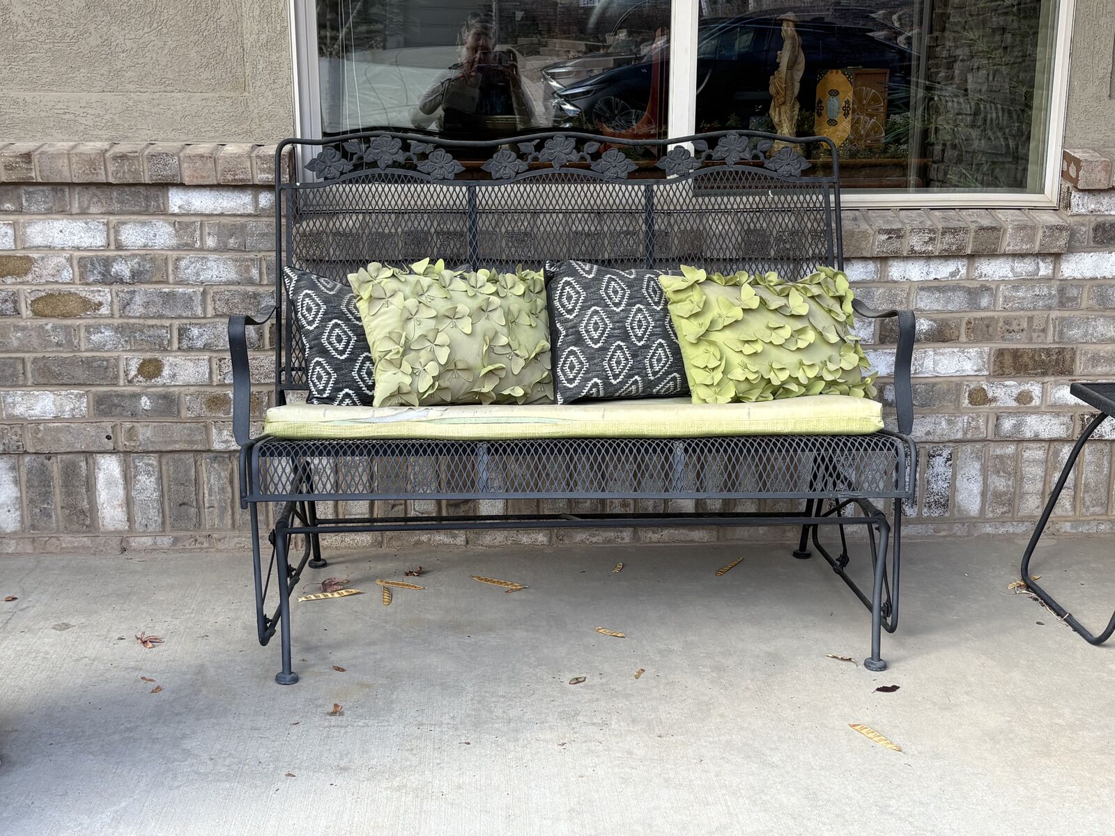 Woodard Briarwood Wrought Iron Outdoor Gliding Patio Loveseat with pillows $350 cash/venmo in Draper
