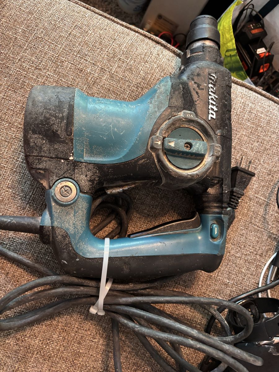 Makita HR2475 1" SDS-Plus Rotary Hammer Drill - Corded in good working condition
