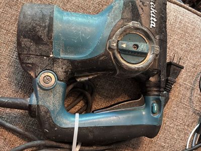Makita HR2475 1" SDS-Plus Rotary Hammer Drill - Corded in good working condition