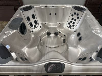 Used Bullfrog Spas 5-6 Person Hot Tub – Refurbished, Excellent Condition | Cover & Free Delivery
