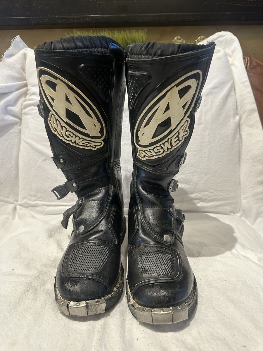 Answer men’s size 8 black motorcycle boots made in Italy