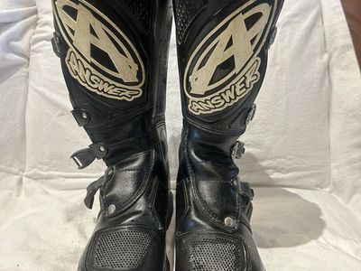 Answer men’s size 8 black motorcycle boots made in Italy