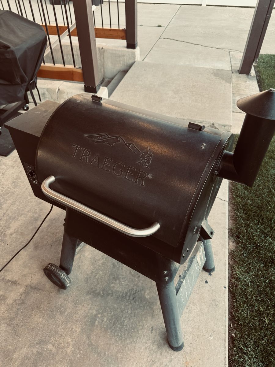 Traeger Pellet Grill Smoker BBQ with Digital Arc Controller & Wheels