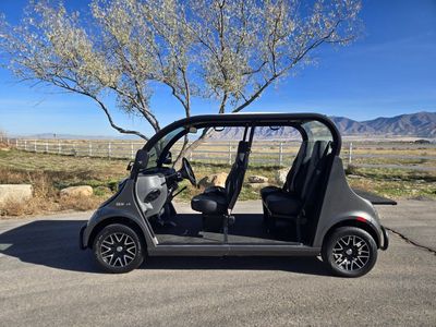 2023 GEM e4 ELECTRIC VEHICLE — LIKE NEW