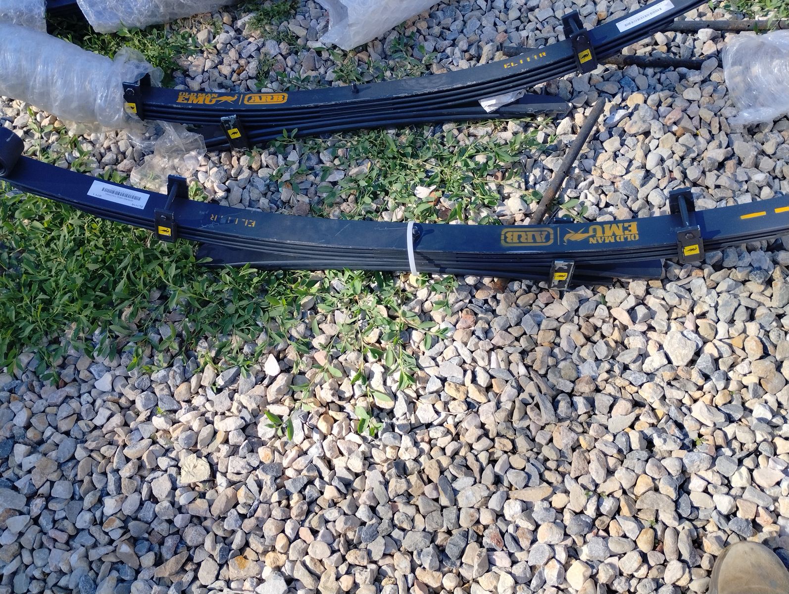 toyota  tacoma 2 in leaf springs arb oldman emu el111r  2r