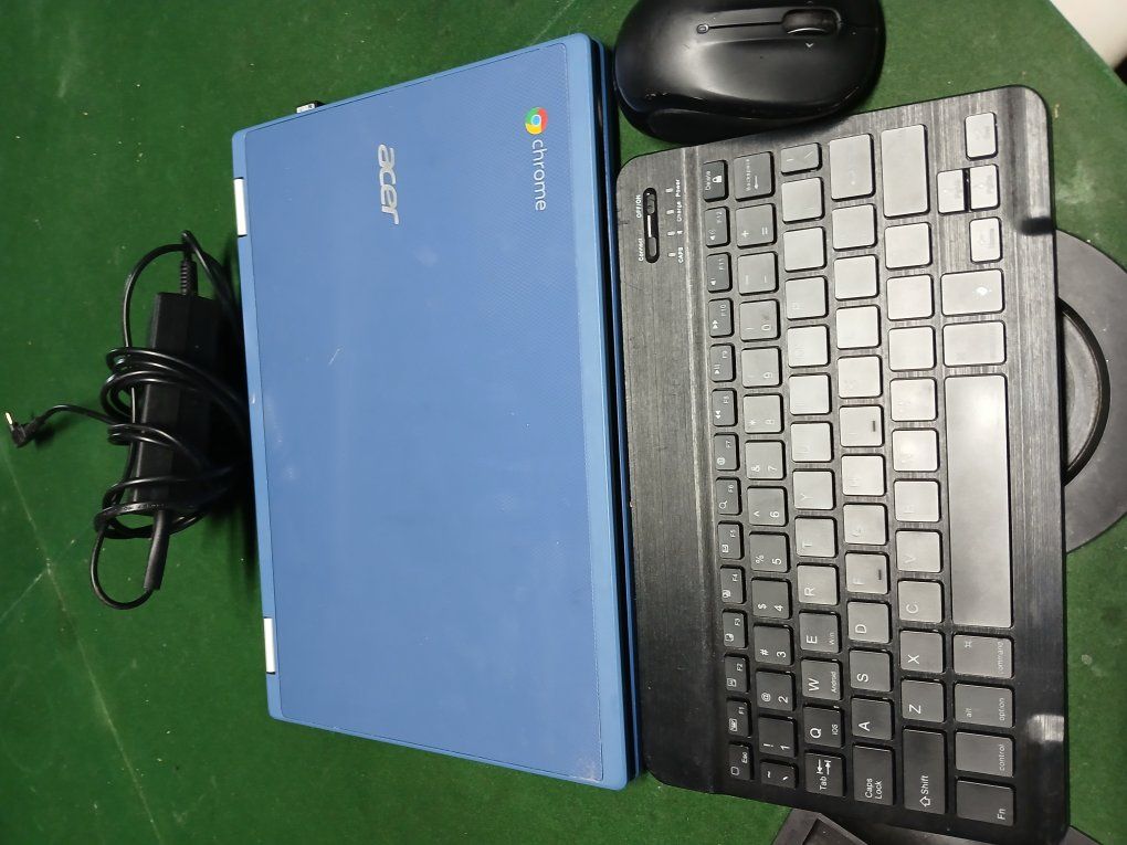 Touch Screen Chrome Book With Wireless Keyboard