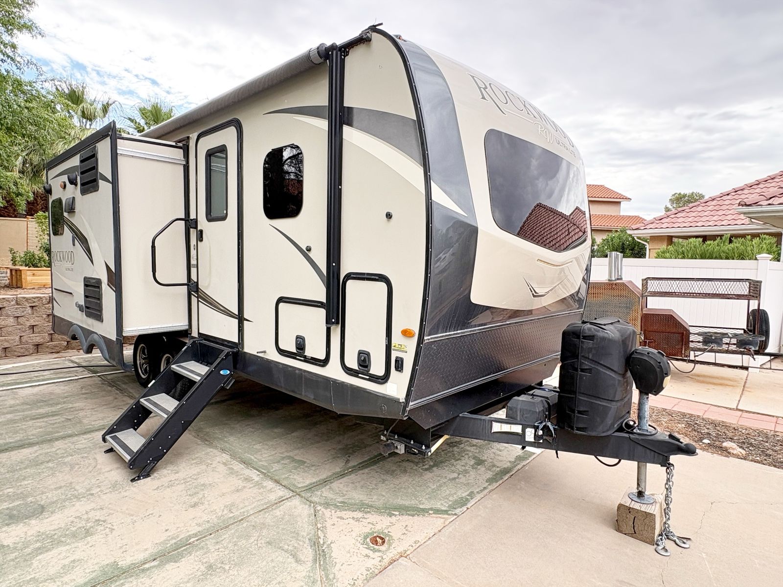 2020 Rockwood Ultra Lite 2304DS – Dual Slides + SoftStart