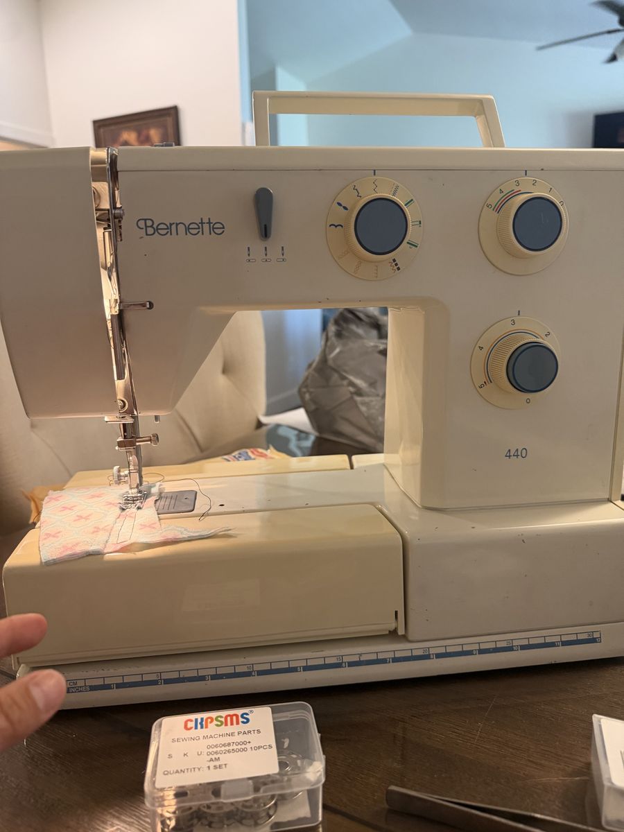 Bernina Bernette 440 Sewing Machine - White Household Type with Foot Pedal