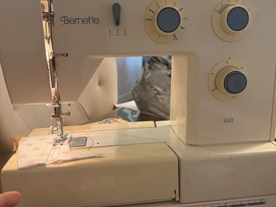 Bernina Bernette 440 Sewing Machine - White Household Type with Foot Pedal