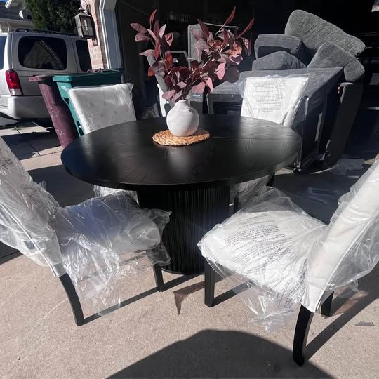Round Black Pedestal Dining Table with 4 White Tufted Chairs