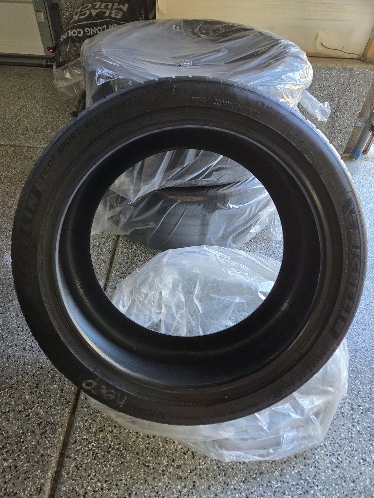 Michelin pilot sport all season 4 285/35/R20 50% tread