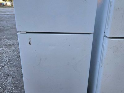 Hotpoint® 14.6 Cu. Ft. Recessed Handle Top-Freezer