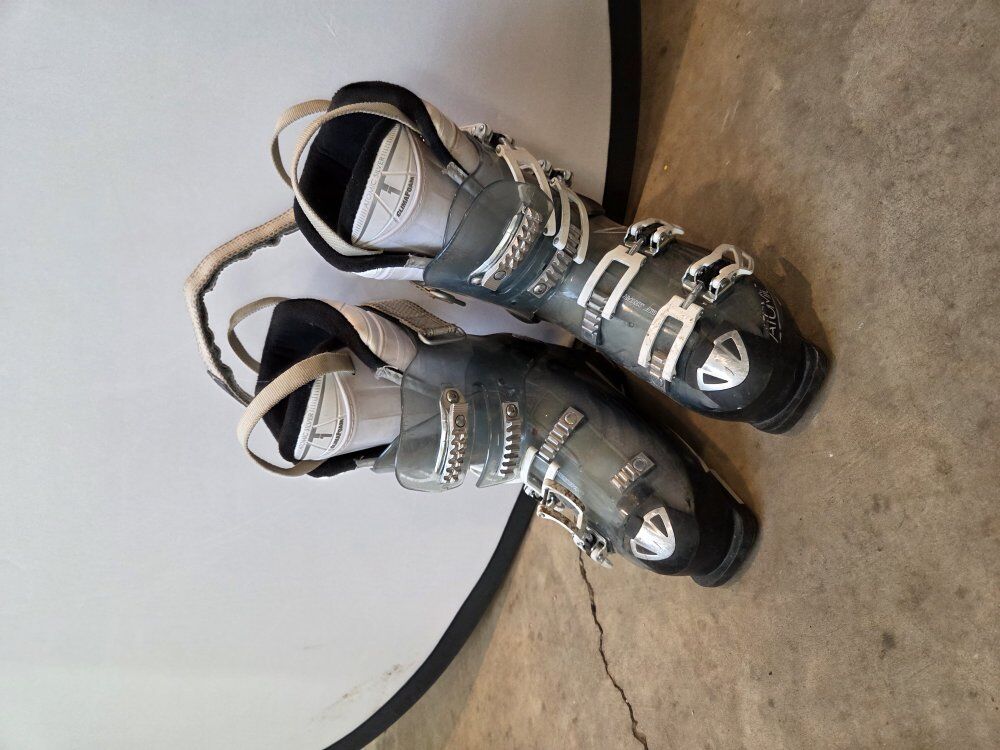 size 10 atomic silver hawk 90 ski boots