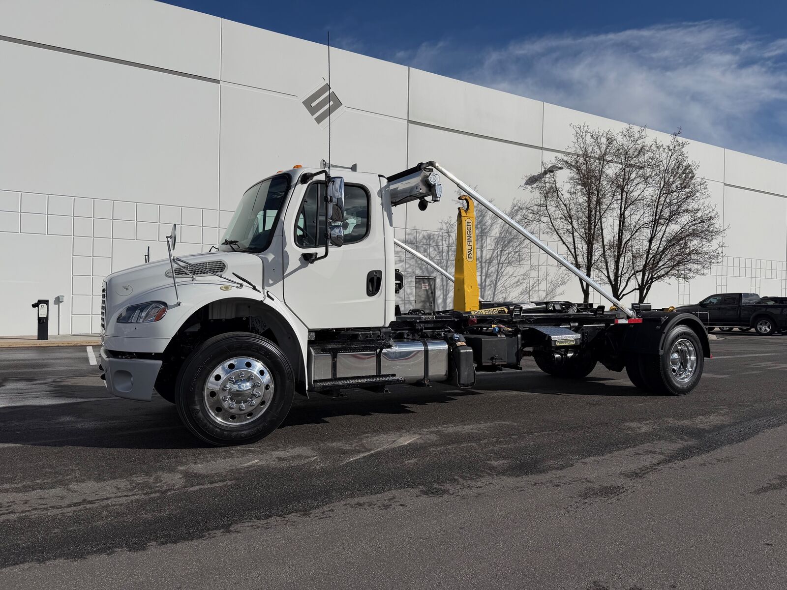 Freightliner Hooklift Roll Off Dumpster Truck
