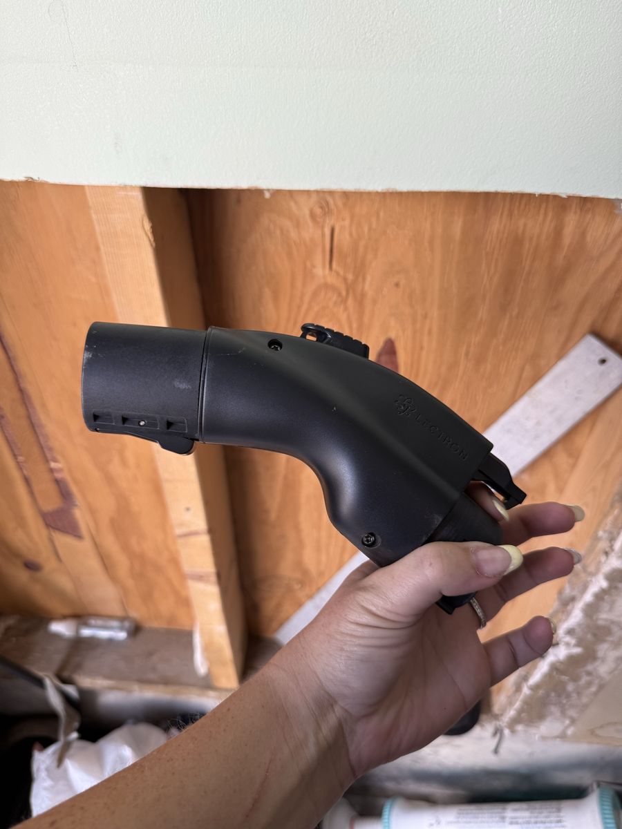 Charging adapter for Chrysler Pacifica hybrid