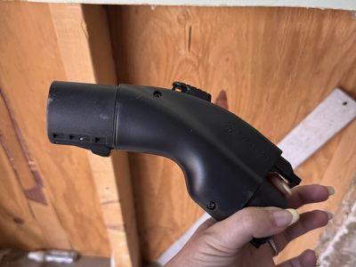 Charging adapter for Chrysler Pacifica hybrid