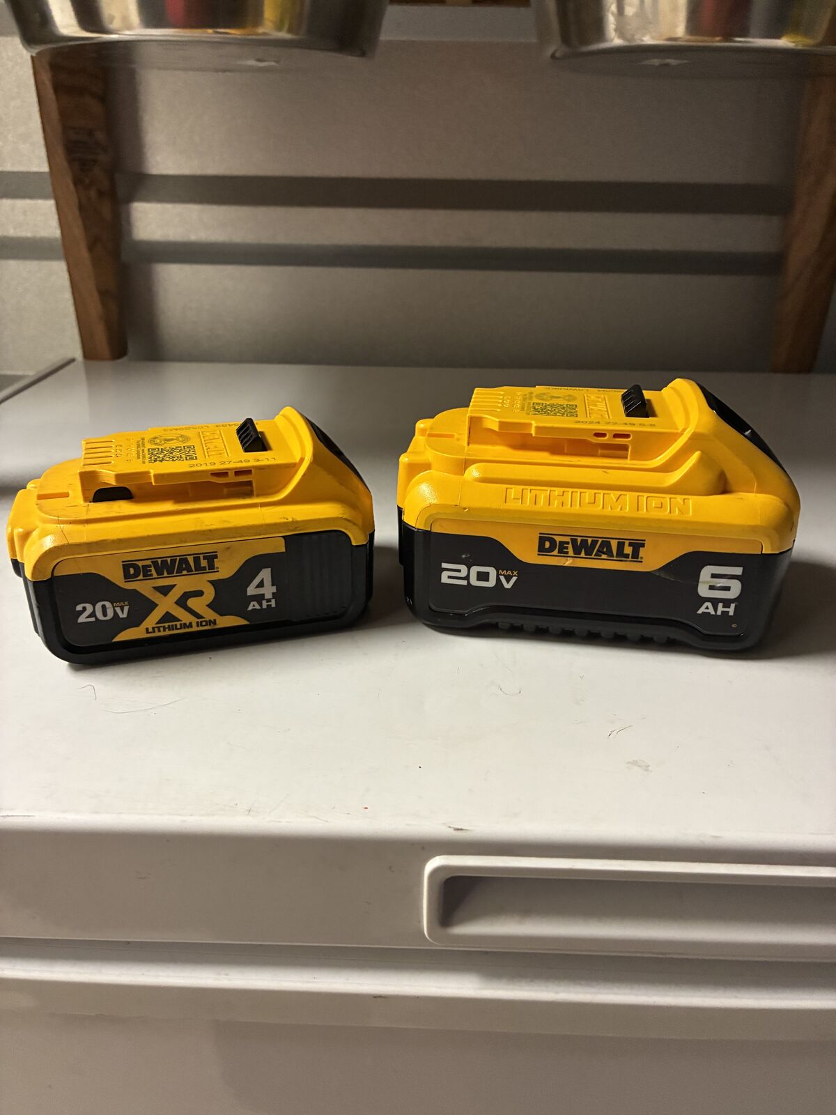 20v dewalt 6ah & 4ah battery (pretty much new)