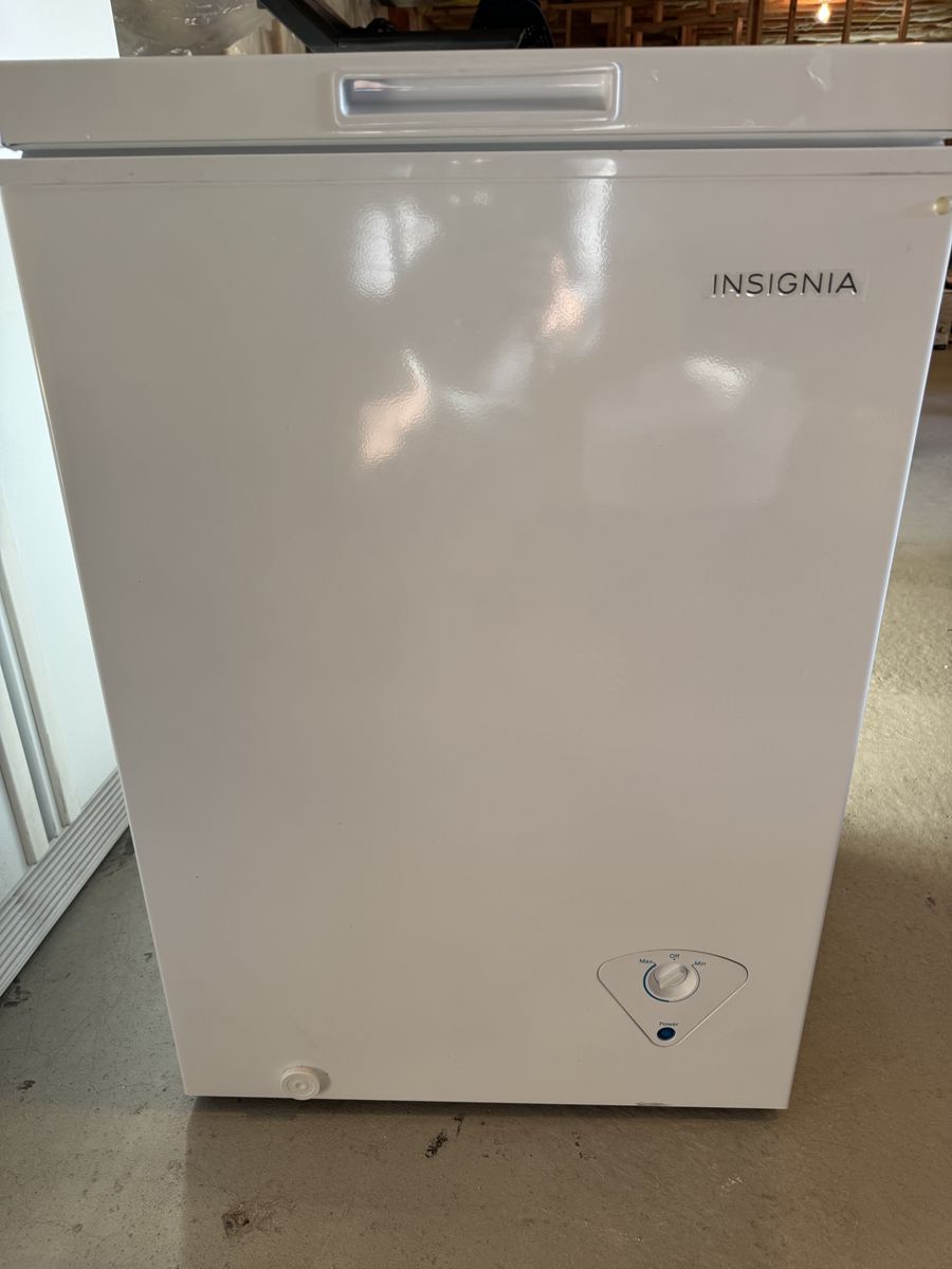 Insignia 3.5 Cu Ft Chest Freezer-Works Great