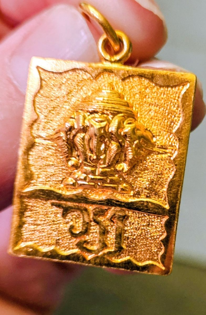 3-headed white elephant medallion 23k-plated