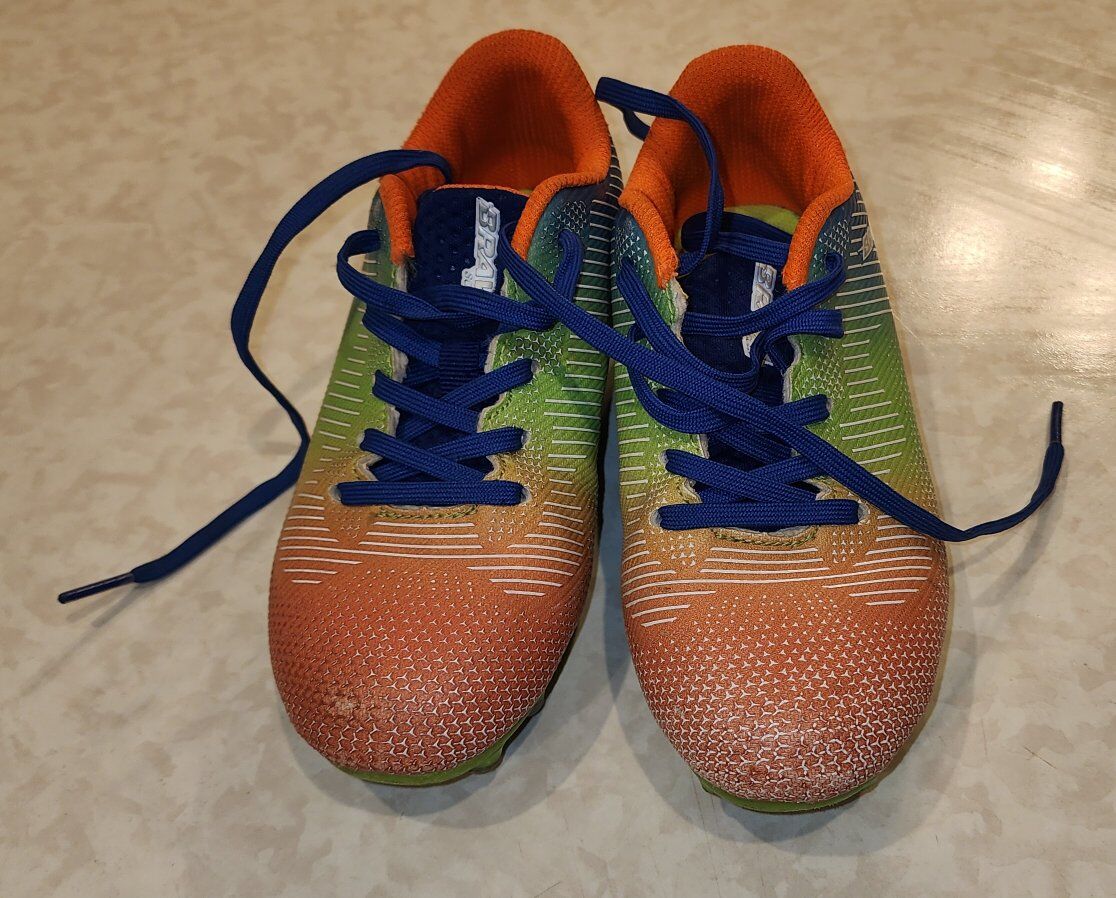 Brava soccer cleats - size youth 10