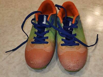 Brava soccer cleats - size youth 10