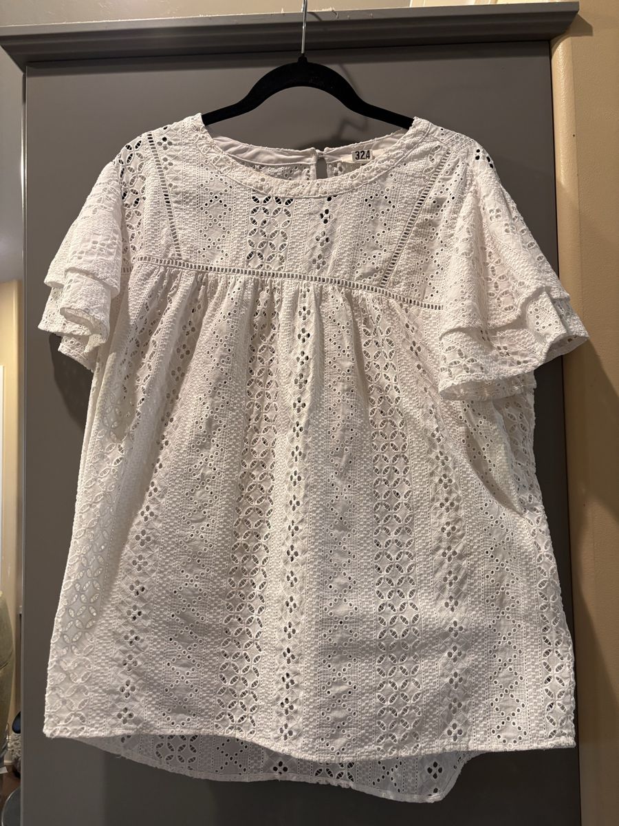 Darling Women’s Eyelet Top/Blouse XL. 