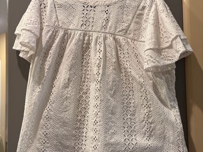 Darling Women’s Eyelet Top/Blouse XL.