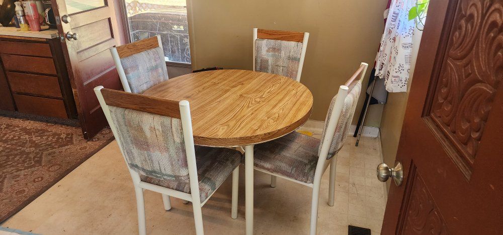 Round Oak Dining Table with 4 Upholstered Metal Chairs