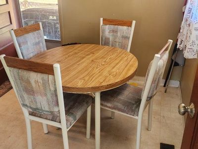 Round Oak Dining Table with 4 Upholstered Metal Chairs