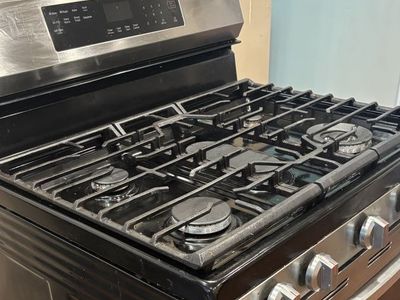 Samsung Smart Gas Range w/ No-Preheat Air Fry & Convection - Stainless Steel