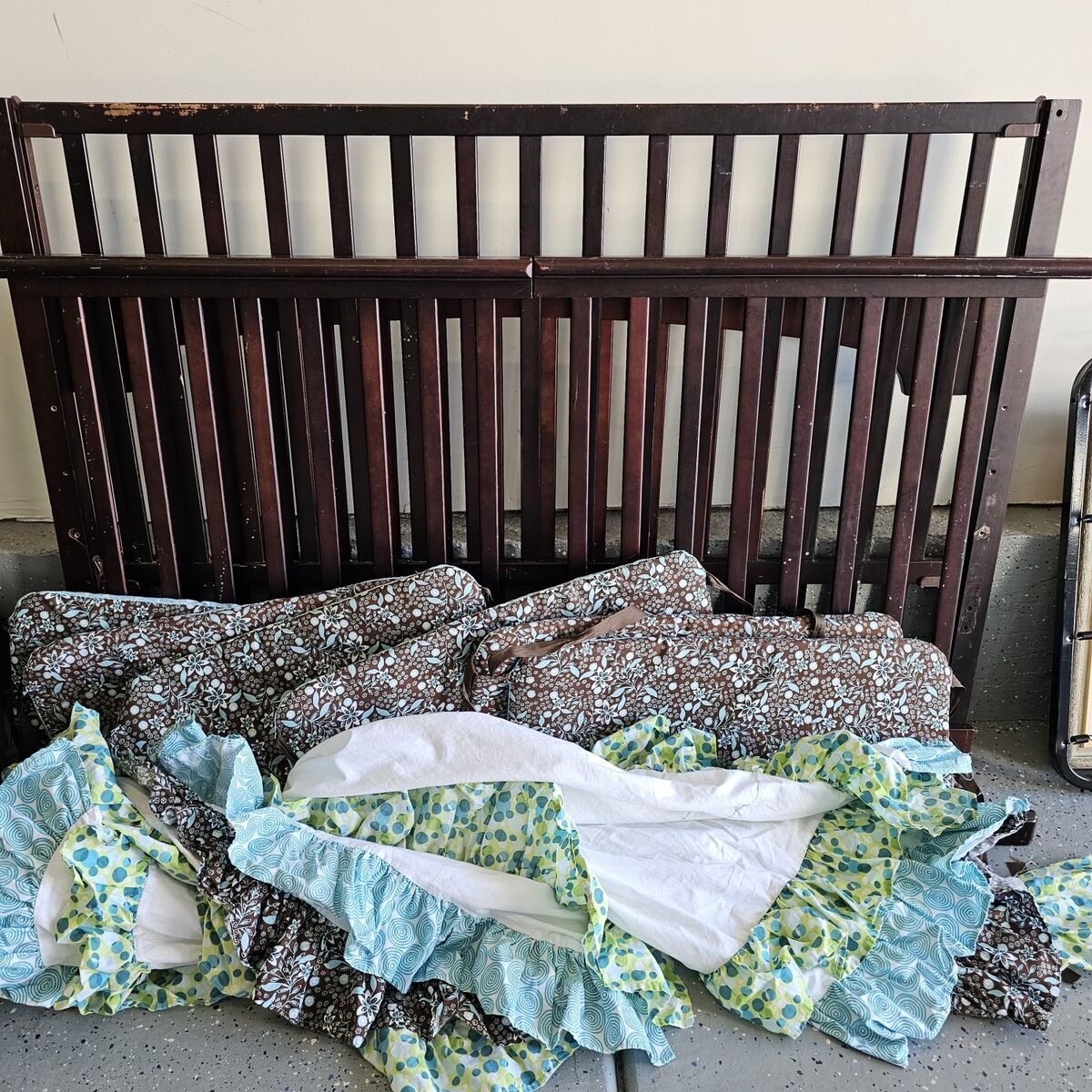 Graco Crib with bumpers and skirt