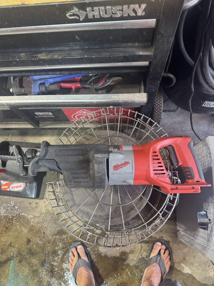 Milwaukee sawzaall. 28 volt. No battery.