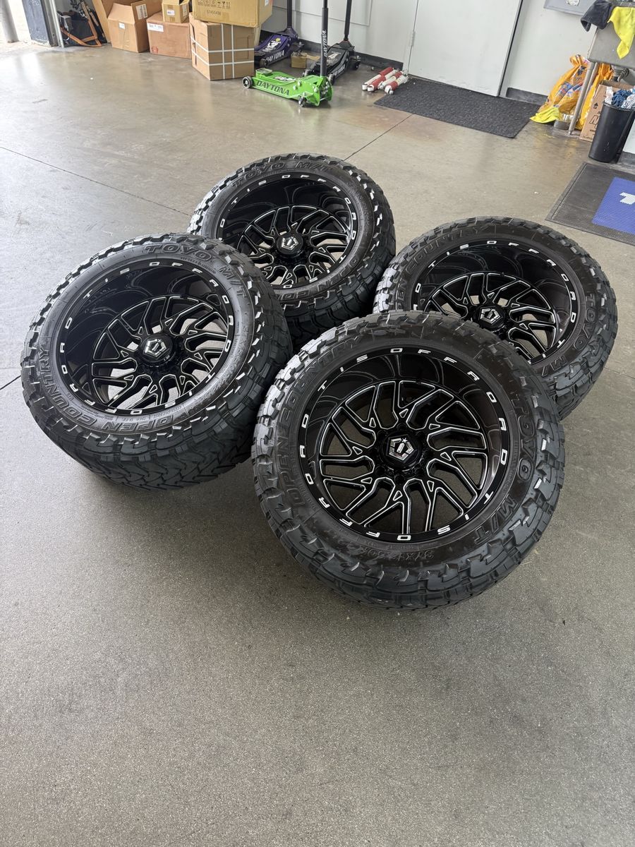 LIKE NEW 22x12 tis 544BM/ 37x13.50r22 Toyo m/t