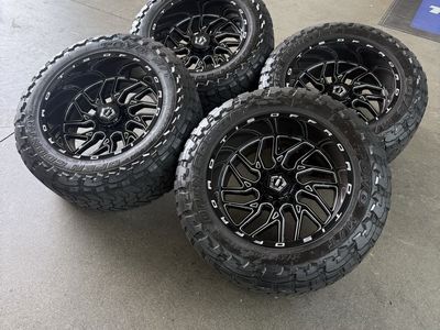 LIKE NEW 22x12 tis 544BM/ 37x13.50r22 Toyo m/t