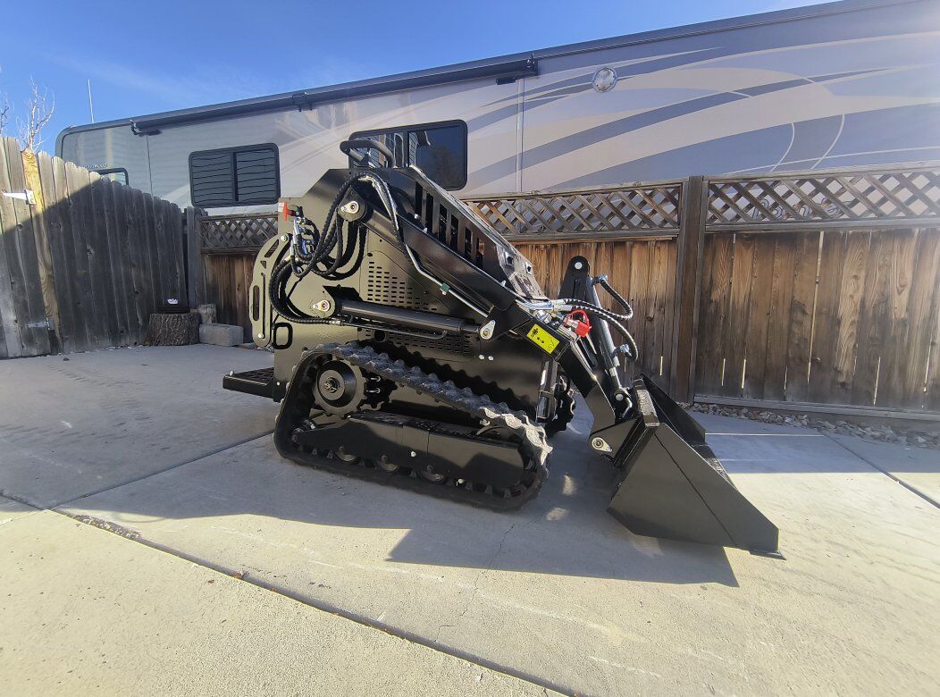 Brand New Mini Skid Steer. 3 pump. Twin cylinder
